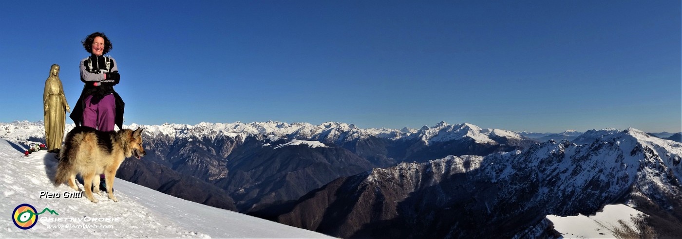 36 Dalla vetta del Baciamorti gran bella vista sull'arco delle Orobie.jpg